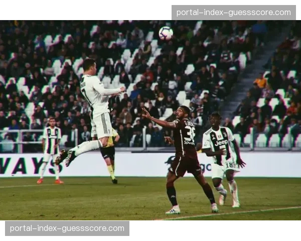 蒙彼利埃主场球迷用巨型Tifo致敬即将离任的俱乐部主席 蒙彼利埃主场球迷用巨型Tifo致敬即将离任的俱乐部主席