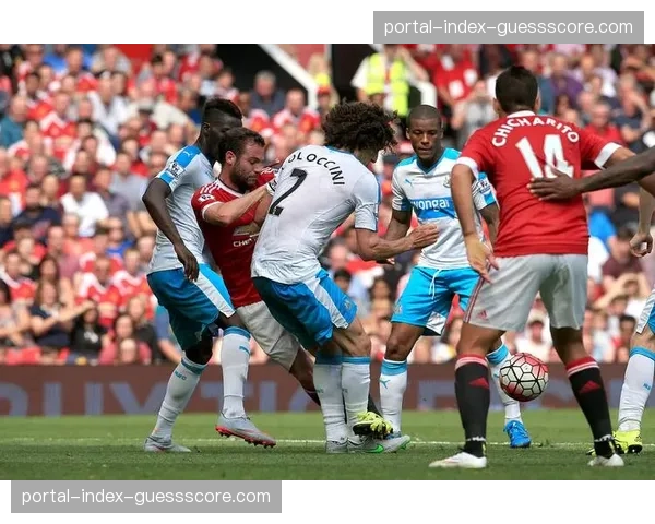 调查：英超球迷抗议活动升级，反对周四晚场比赛安排