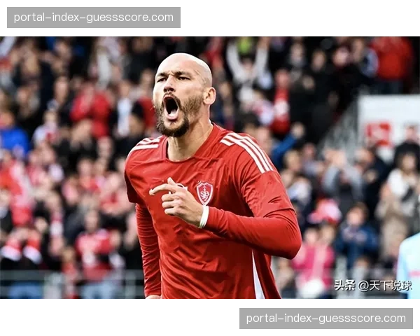 特写：冲突瞬间，布雷斯特与兰斯球员因一次犯规爆发小规模争执