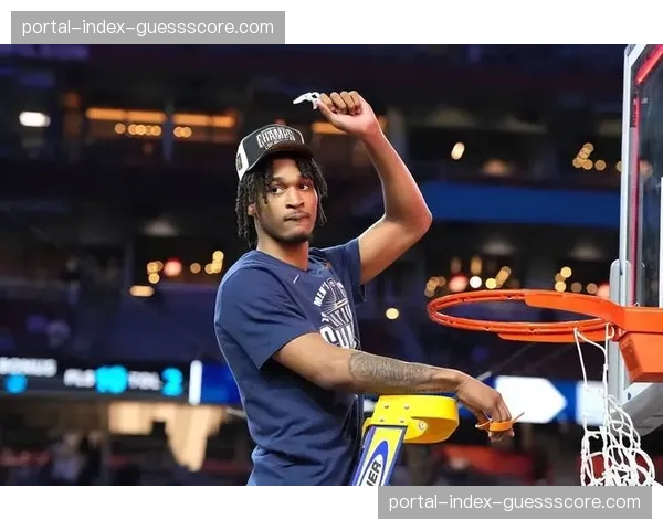 NCAA赛场花絮：康涅狄格大学吉祥物因庆祝动作过激收到技术犯规